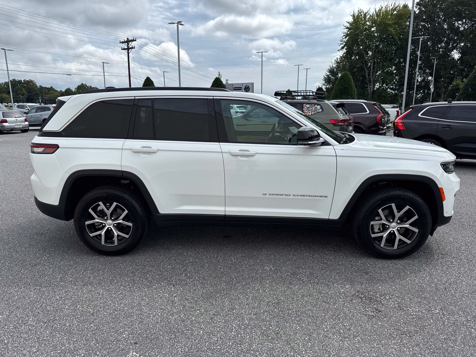 Used 2025 Jeep Grand Cherokee Limited w/ Luxury Tech Group II AWD/4WD image 8