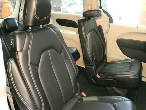 Used 2024 Chrysler Pacifica Touring-L FWD image 12