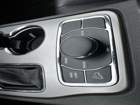 Used 2022 Jeep Grand Cherokee Limited image 25