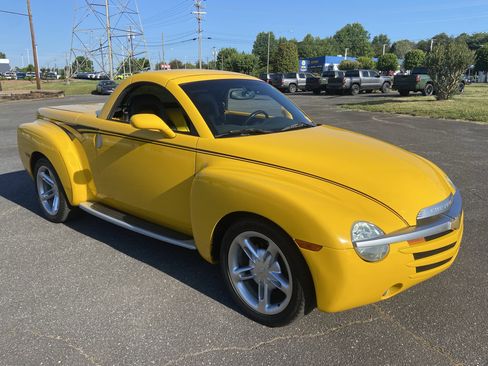 Used 2004 Chevrolet SSR w/ Preferred Equipment Group RWD image 3