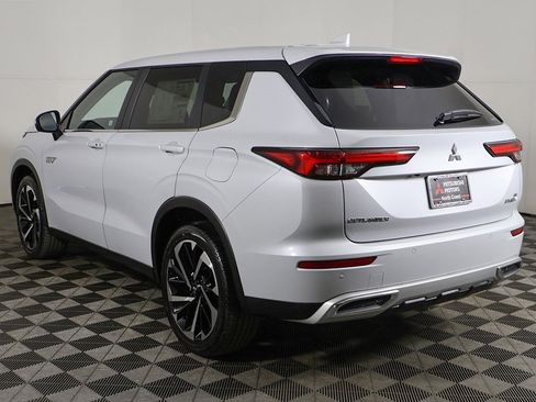 New 2025 Mitsubishi Outlander SE image 12