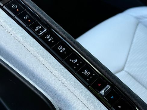 Used 2022 Chevrolet Corvette Stingray w/ Body-Color Dual Roof Package image 31