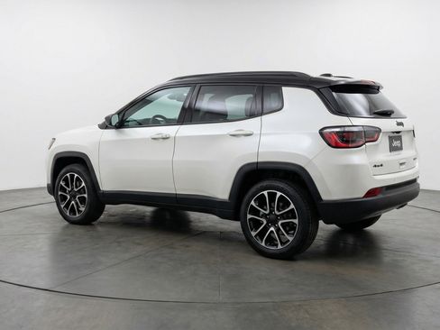 Used 2025 Jeep Compass Trailhawk AWD/4WD image 6