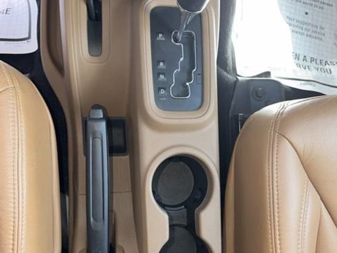 Used 2017 Jeep Wrangler Unlimited Sahara w/ Connectivity Group AWD/4WD image 18