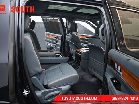 Used 2022 Jeep Grand Wagoneer Series III AWD/4WD image 38
