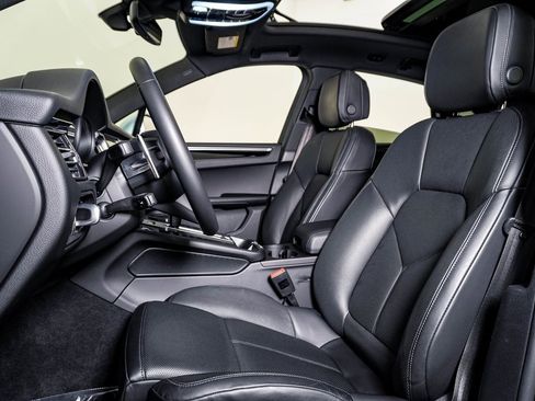 Certified 2025 Porsche Macan image 5