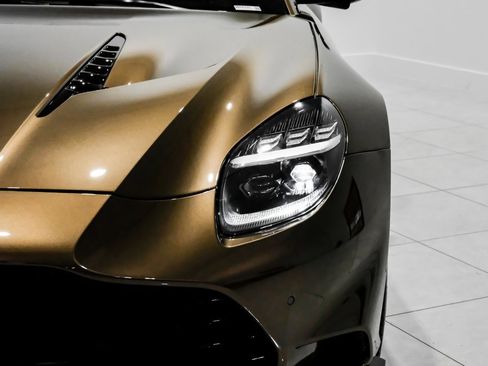 Used 2025 Aston Martin Vanquish V12 image 31