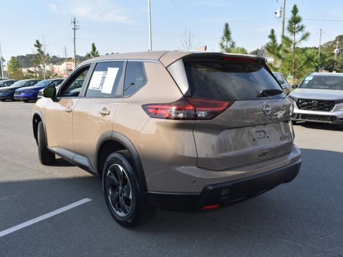 Used 2024 Nissan Rogue SV image 7