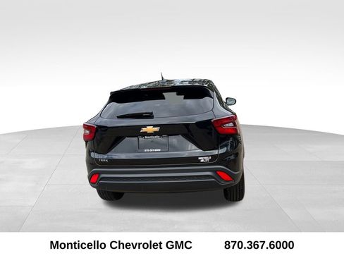 Used 2025 Chevrolet Trax LS w/ LS Convenience Package image 4