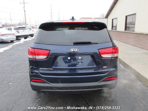Used 2017 Kia Sorento LX w/ LX Convenience Package image 5