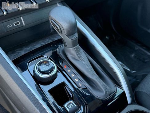 Used 2023 Chevrolet Colorado Trail Boss w/ Technology Package image 24