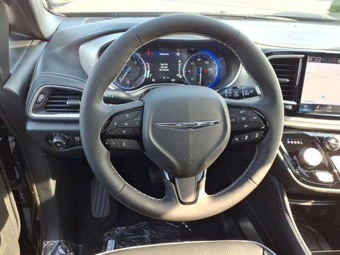 New 2026 Chrysler Pacifica Limited image 5