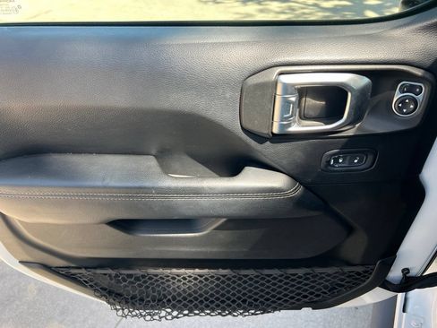 Used 2018 Jeep Wrangler Unlimited Sahara AWD/4WD image 10