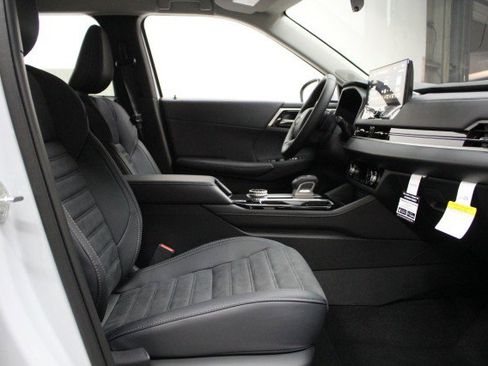 New 2025 Mitsubishi Outlander SE image 18