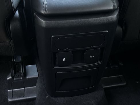 Used 2023 Ford Explorer XLT AWD/4WD image 24