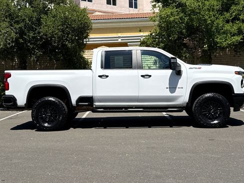 Used 2024 Chevrolet Silverado 2500 ZR2 AWD/4WD image 3