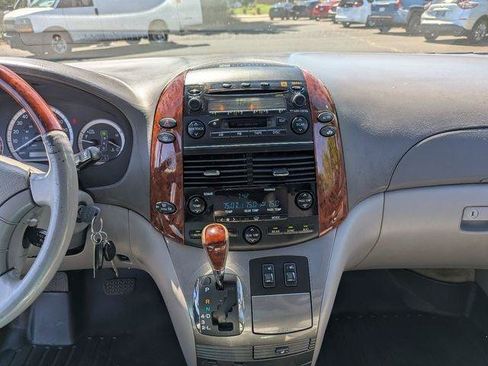 Used 2005 Toyota Sienna XLE Limited FWD image 16