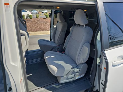 Used 2017 Toyota Sienna LE image 15