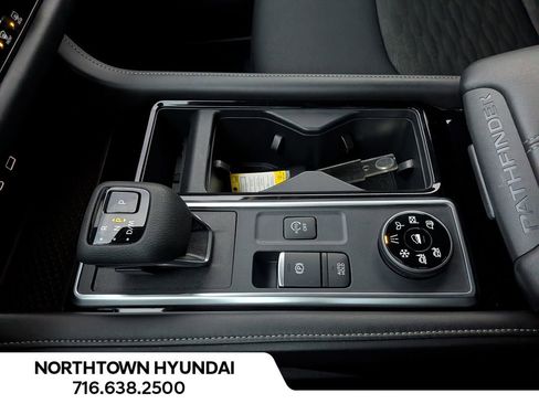 Used 2025 Nissan Pathfinder SV image 16