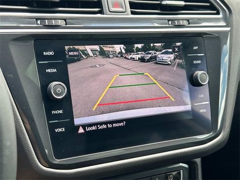 Used 2020 Volkswagen Tiguan SE w/ Panoramic Sunroof Package image 25
