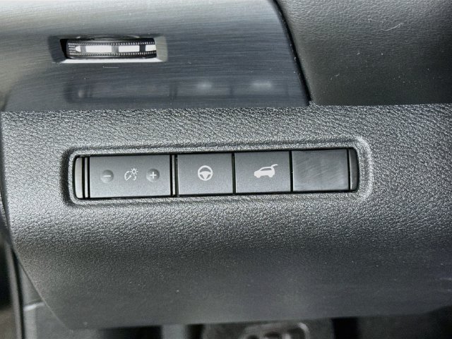 Used 2025 Nissan Pathfinder SL AWD/4WD image 10
