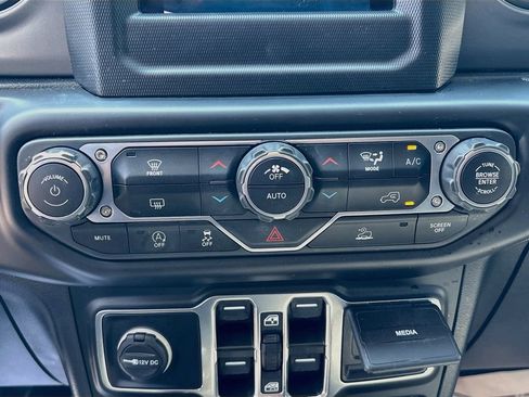 Used 2022 Jeep Gladiator Sport AWD/4WD image 16