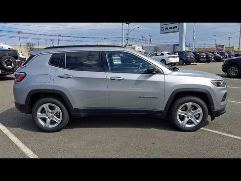 Used 2023 Jeep Compass Latitude image 9