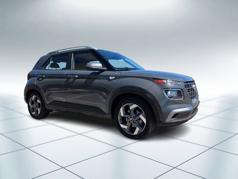 Used 2025 Hyundai Venue SEL image 2