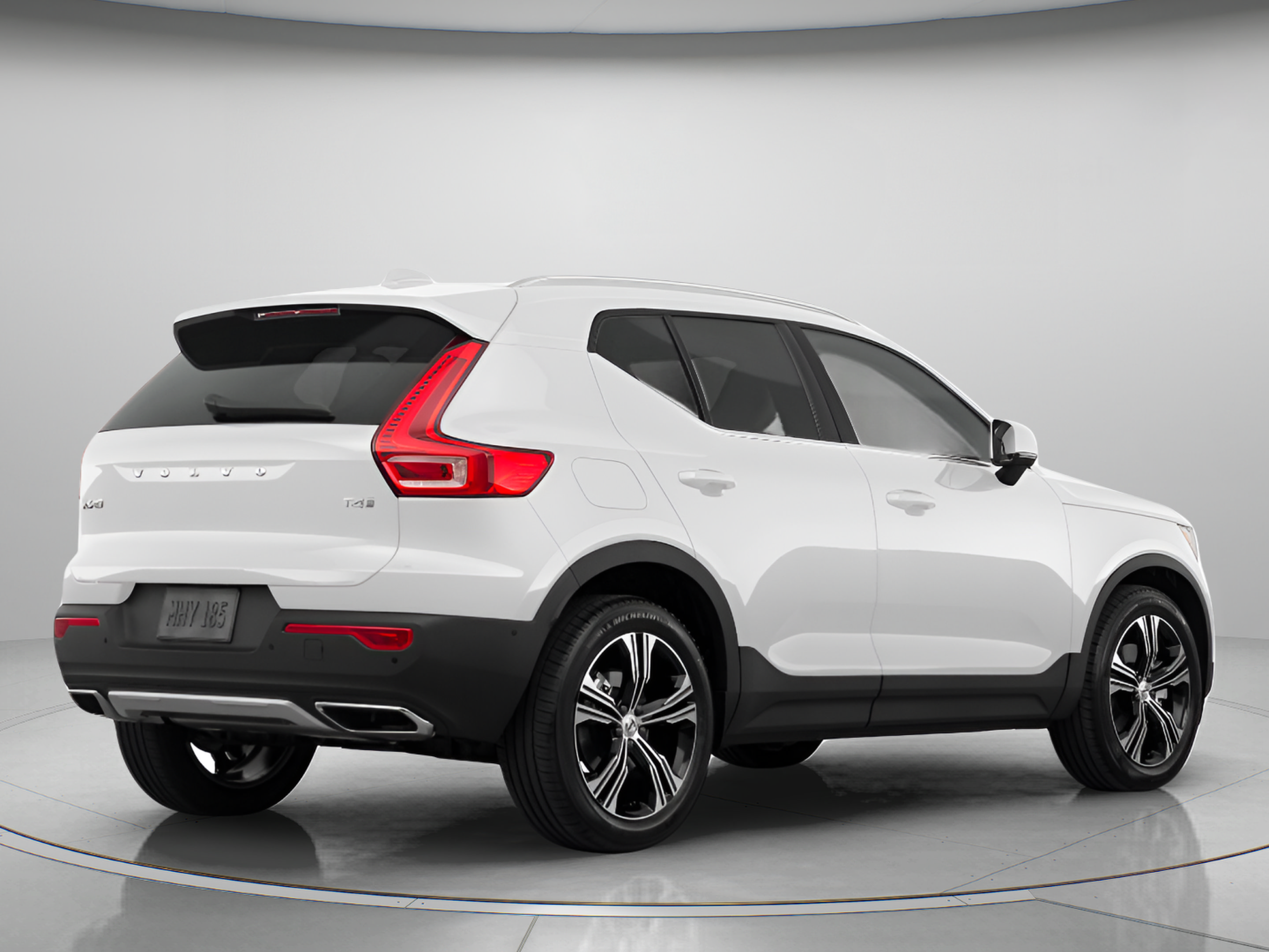 Used 2020 Volvo XC40 T5 R-Design w/ Protection Package AWD/4WD image 3