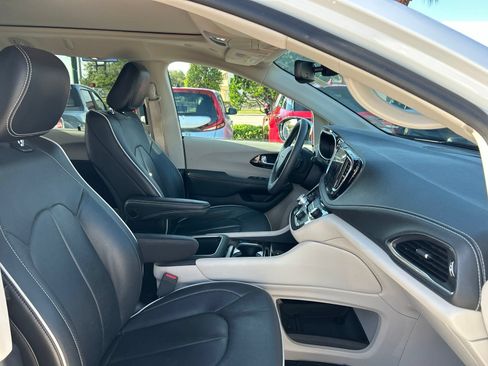 Used 2023 Chrysler Pacifica Limited AWD/4WD image 13