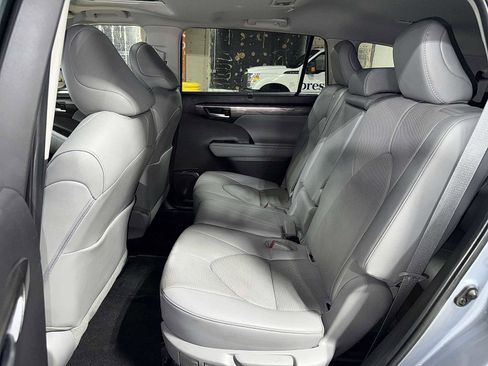 Used 2023 Toyota Highlander Limited AWD/4WD image 17