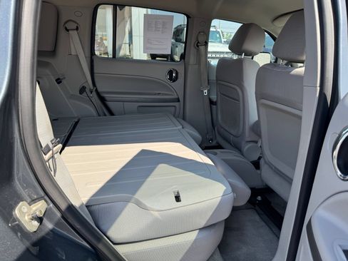 Used 2010 Chevrolet HHR LS FWD image 29