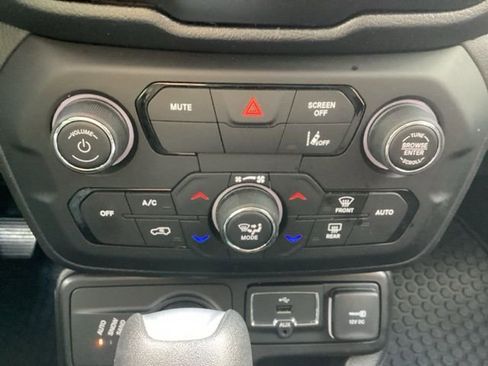 Used 2021 Jeep Renegade Latitude w/ Convenience Group image 24