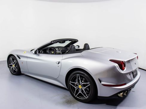 Used 2016 Ferrari California T image 8