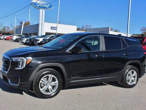 Used 2024 GMC Terrain SLE image 2