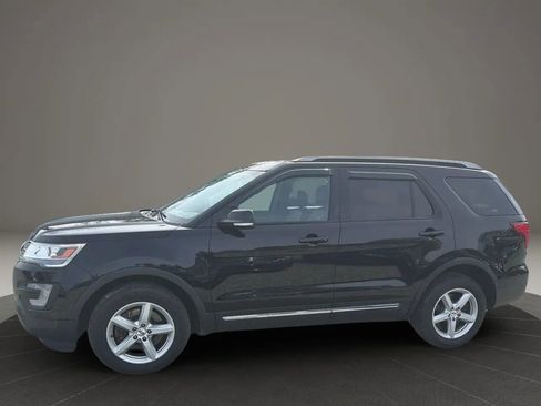 Used 2017 Ford Explorer XLT w/ Equipment Group 202A AWD/4WD image 2