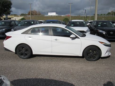 Used 2023 Hyundai Elantra Blue image 3