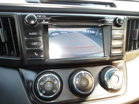 Used 2016 Toyota RAV4 LE AWD/4WD image 19