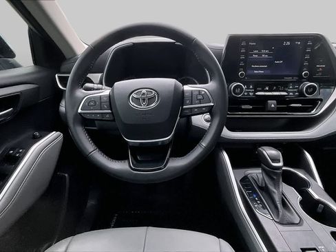 Used 2021 Toyota Highlander XLE FWD image 7