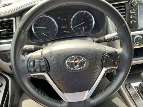 Used 2018 Toyota Highlander XLE image 19