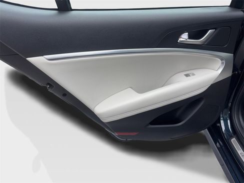 Used 2025 Genesis G70 2.5T image 38