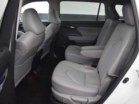 Used 2024 Toyota Highlander XLE AWD/4WD image 15