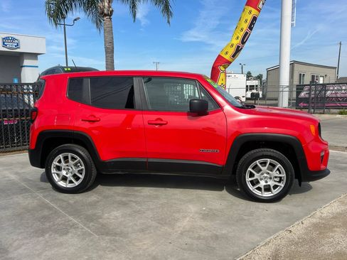 Used 2023 Jeep Renegade Latitude AWD/4WD image 3