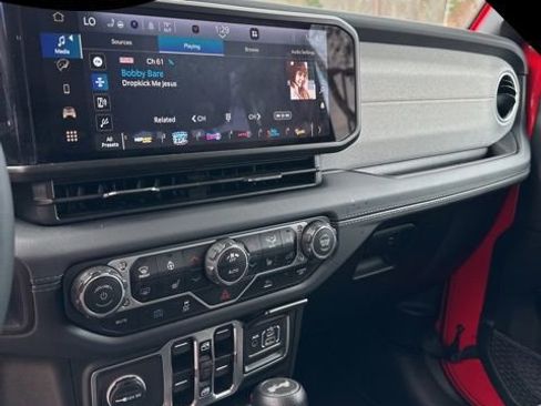 Used 2025 Jeep Wrangler Sahara image 17