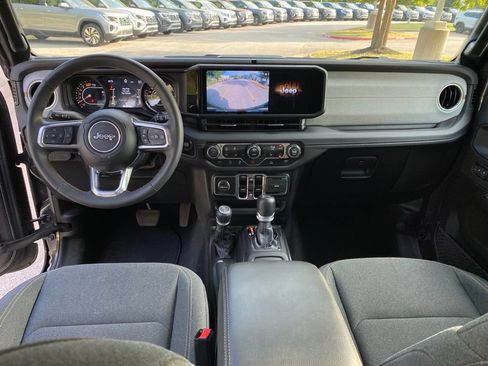 Used 2025 Jeep Wrangler Unlimited Sahara AWD/4WD image 25