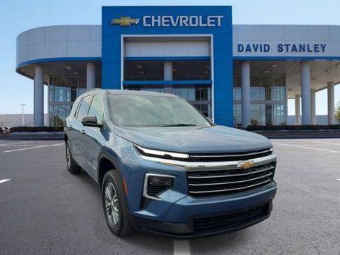 Used 2024 Chevrolet Traverse LT FWD image 2
