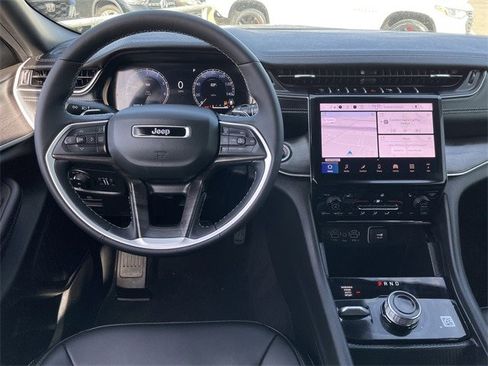 Used 2025 Jeep Grand Cherokee L Limited image 12