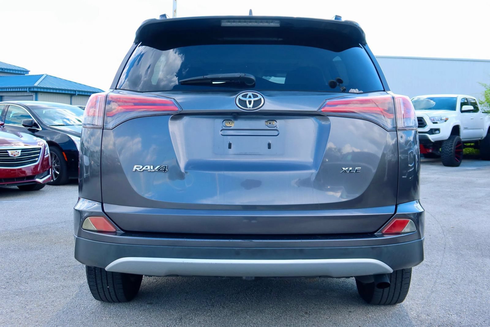 Used 2018 Toyota RAV4 XLE FWD image 3