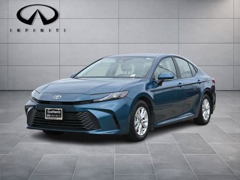 Used 2025 Toyota Camry LE w/ Convenience Package FWD image 1