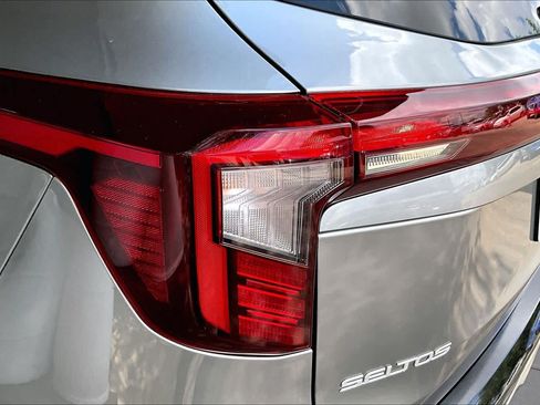 Certified 2025 Kia Seltos SX w/ SX Sunroof Package AWD/4WD image 28